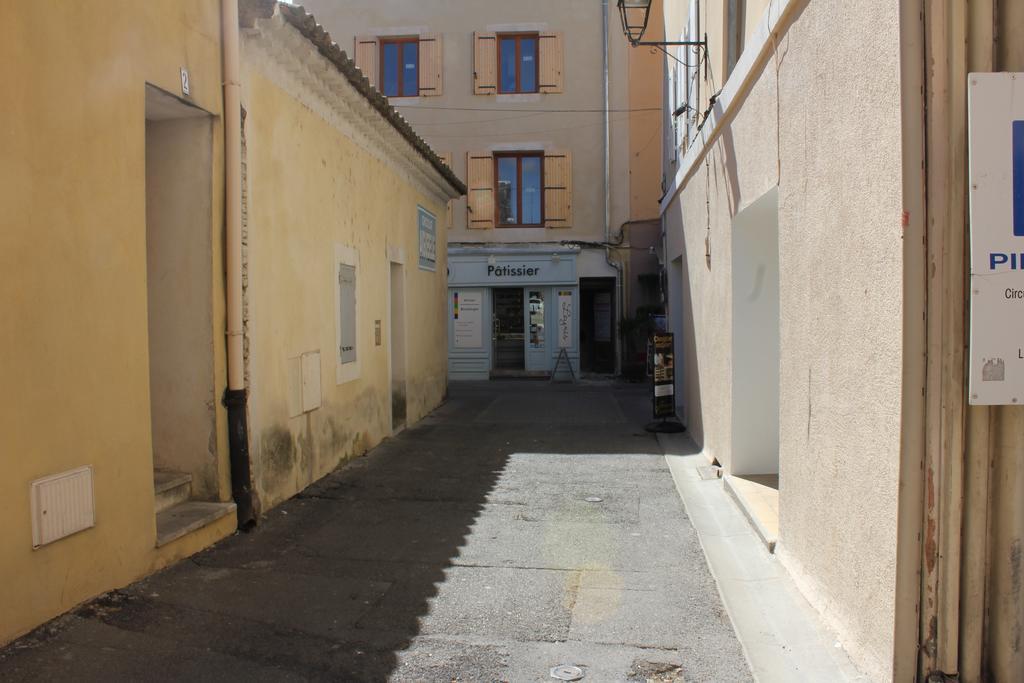 Studio De Charme Avec Sa Terrasse En Plein Coeur De Ville L'Isle-sur-la-Sorgue Exterior photo