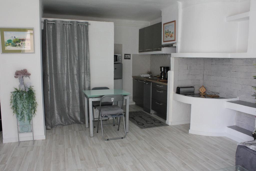 Studio De Charme Avec Sa Terrasse En Plein Coeur De Ville L'Isle-sur-la-Sorgue Exterior photo